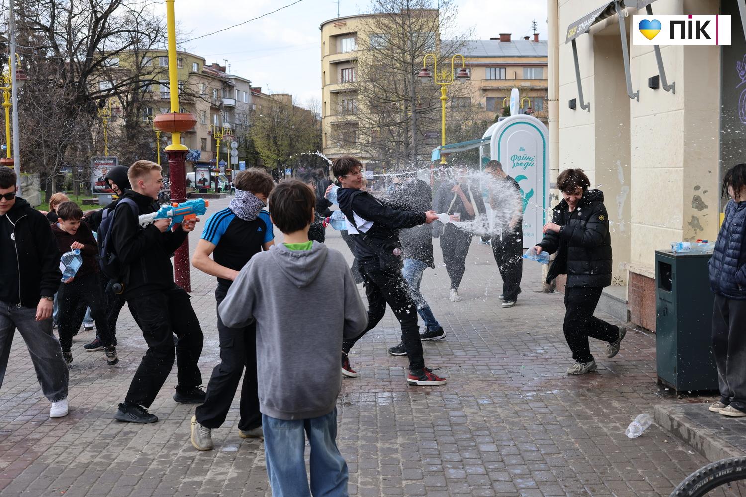 Люди Прикарпаття: Поливаний понеділок в Івано-Франківську (ФОТО) 17 G71A2768 resize