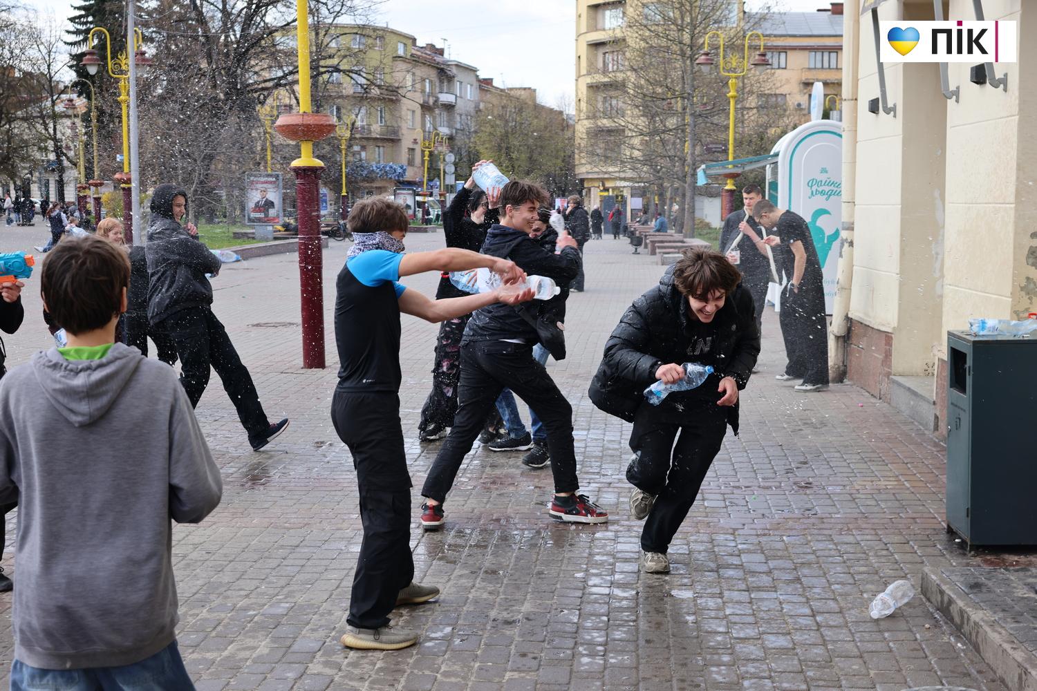 Люди Прикарпаття: Поливаний понеділок в Івано-Франківську (ФОТО) 15 G71A2784 resize