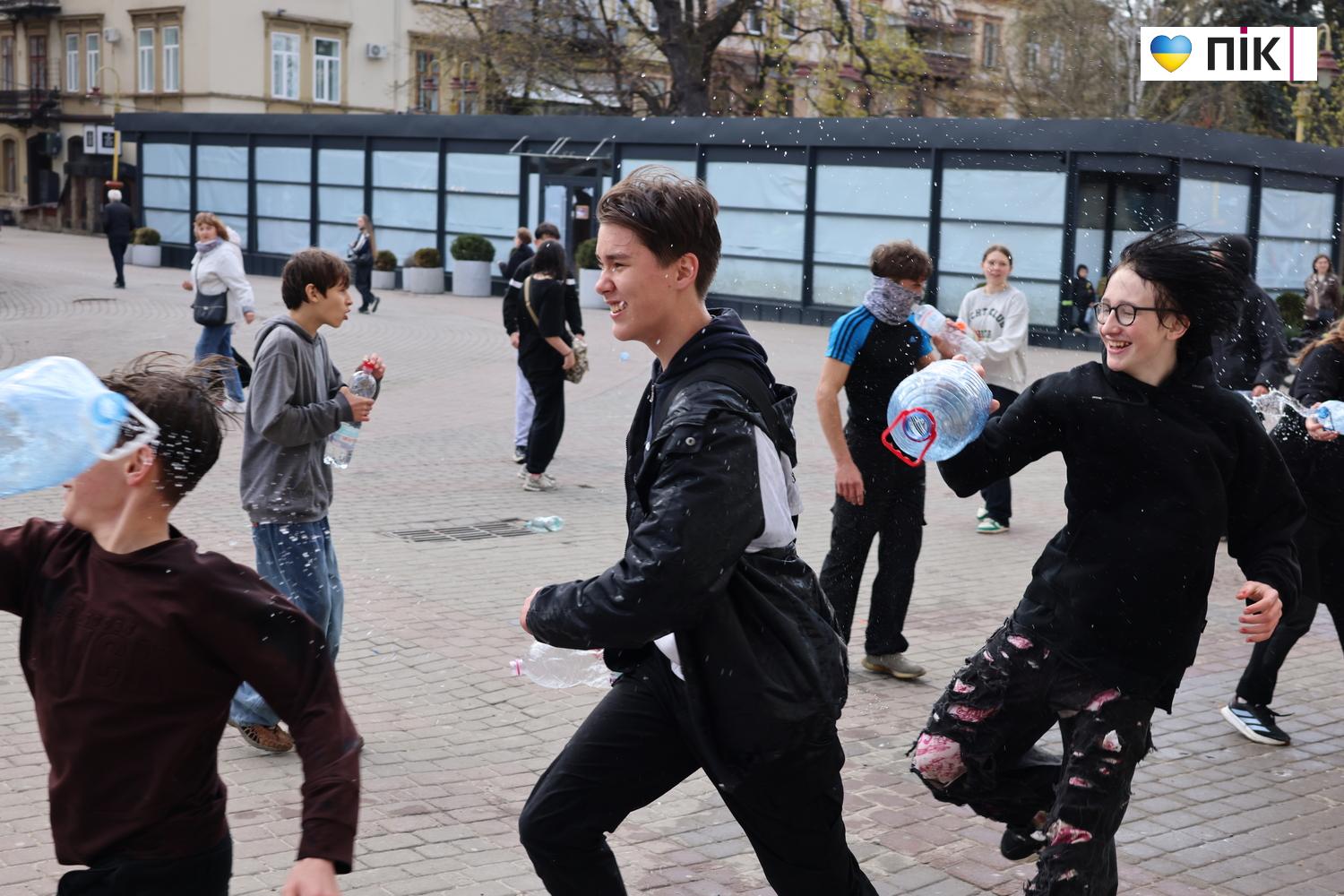 Люди Прикарпаття: Поливаний понеділок в Івано-Франківську (ФОТО) 19 G71A2830 resize