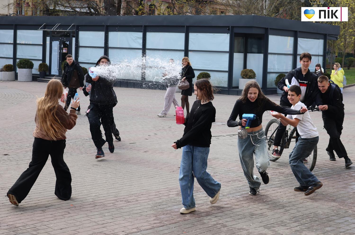 Люди Прикарпаття: Поливаний понеділок в Івано-Франківську (ФОТО) 20 G71A2980 resize