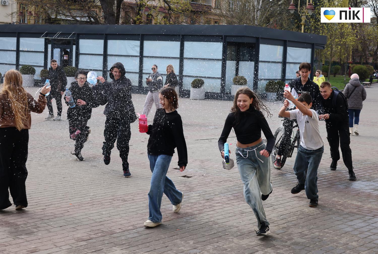 Люди Прикарпаття: Поливаний понеділок в Івано-Франківську (ФОТО) 5 G71A2988 resize