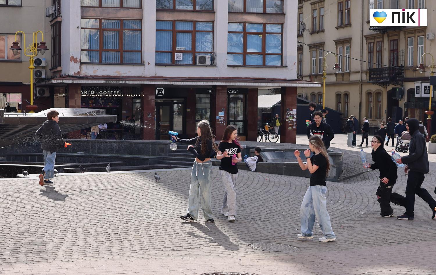 Люди Прикарпаття: Поливаний понеділок в Івано-Франківську (ФОТО) 4 G71A3081 resize