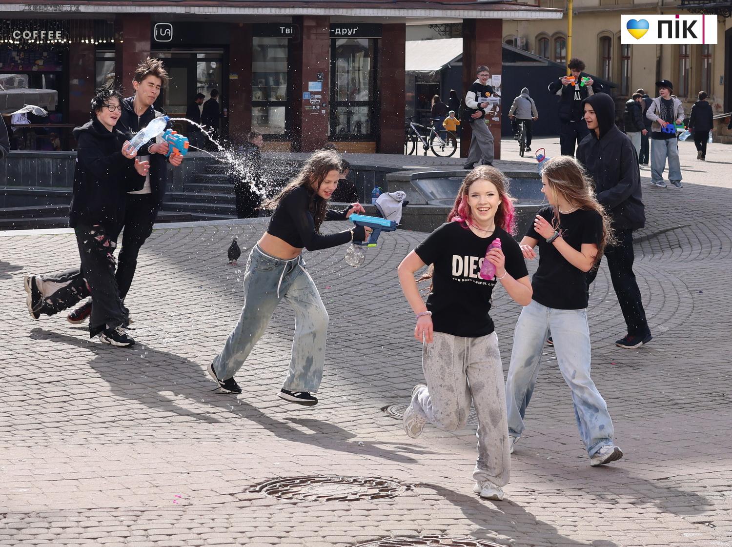 Люди Прикарпаття: Поливаний понеділок в Івано-Франківську (ФОТО) 12 G71A3093 resize