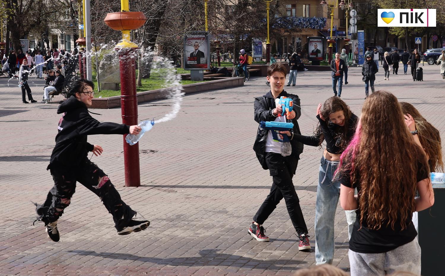 Люди Прикарпаття: Поливаний понеділок в Івано-Франківську (ФОТО) 14 G71A3126 resize