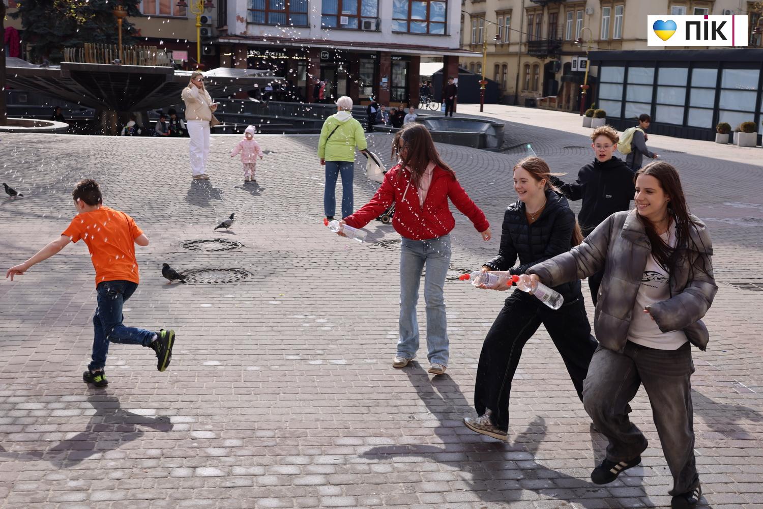 Люди Прикарпаття: Поливаний понеділок в Івано-Франківську (ФОТО) 13 G71A3217 resize