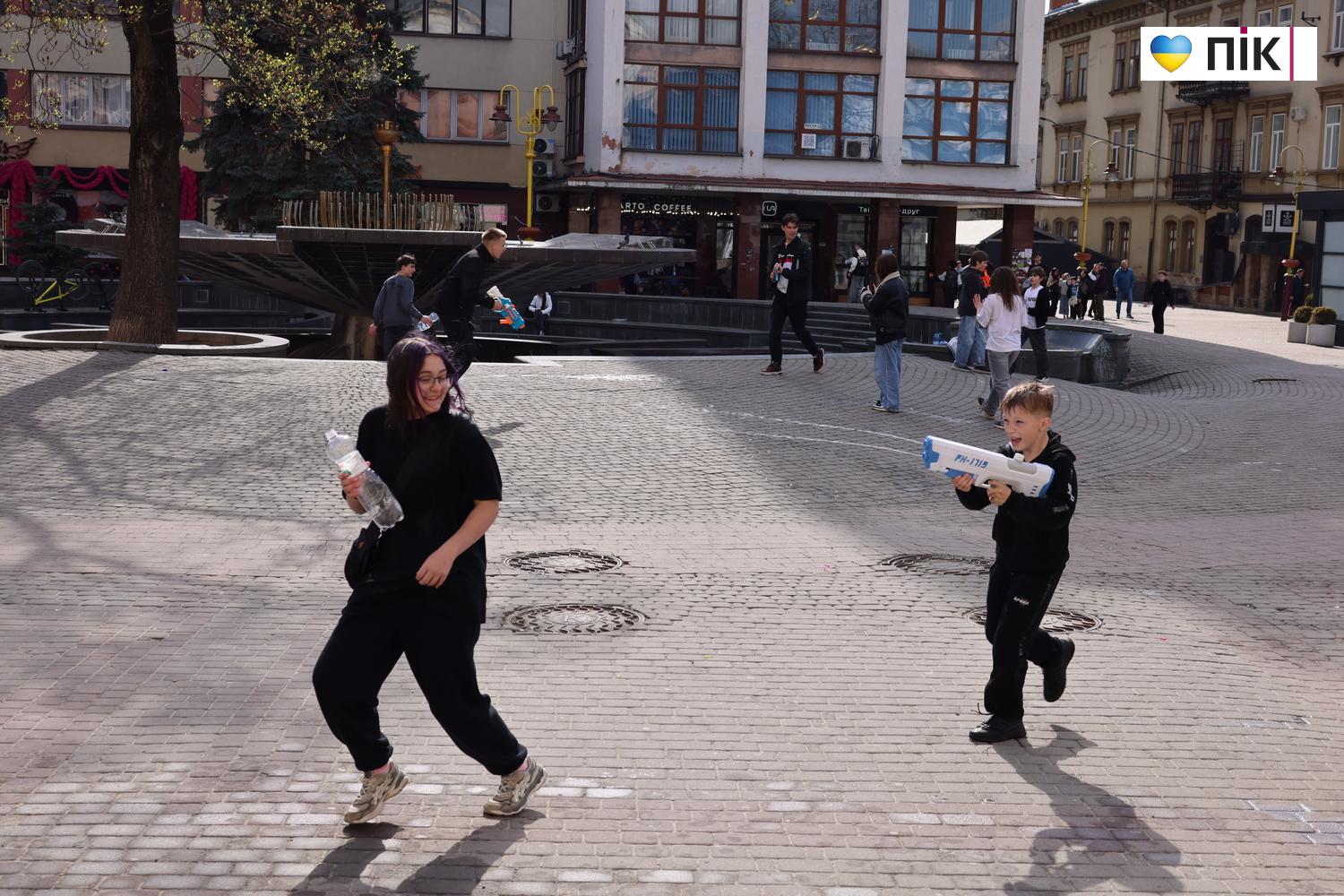 Люди Прикарпаття: Поливаний понеділок в Івано-Франківську (ФОТО) 11 G71A3391 resize