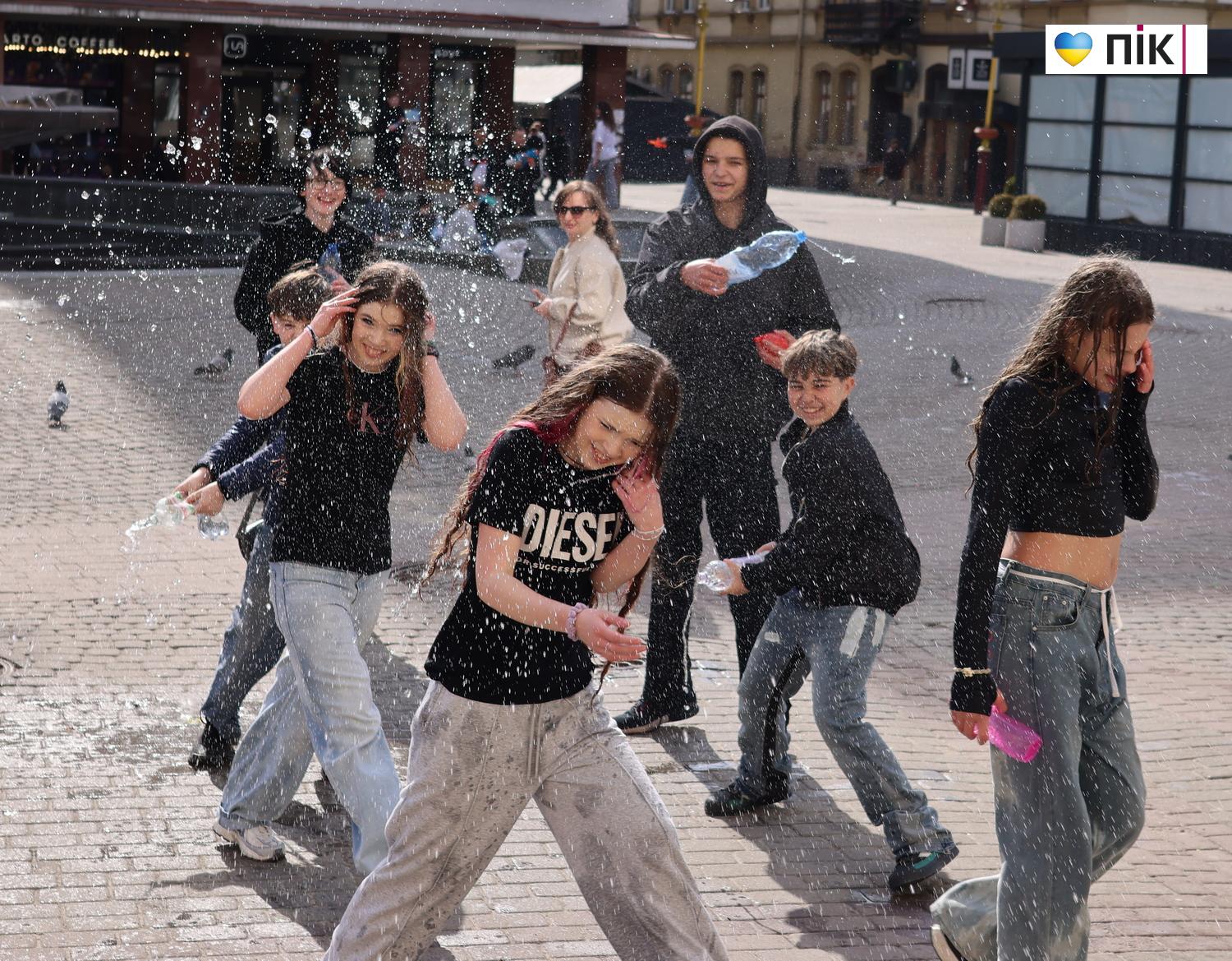 Люди Прикарпаття: Поливаний понеділок в Івано-Франківську (ФОТО) 2 G71A3440 resize