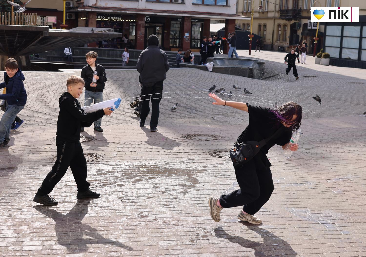 Люди Прикарпаття: Поливаний понеділок в Івано-Франківську (ФОТО) 8 G71A3460. 1jpg resize