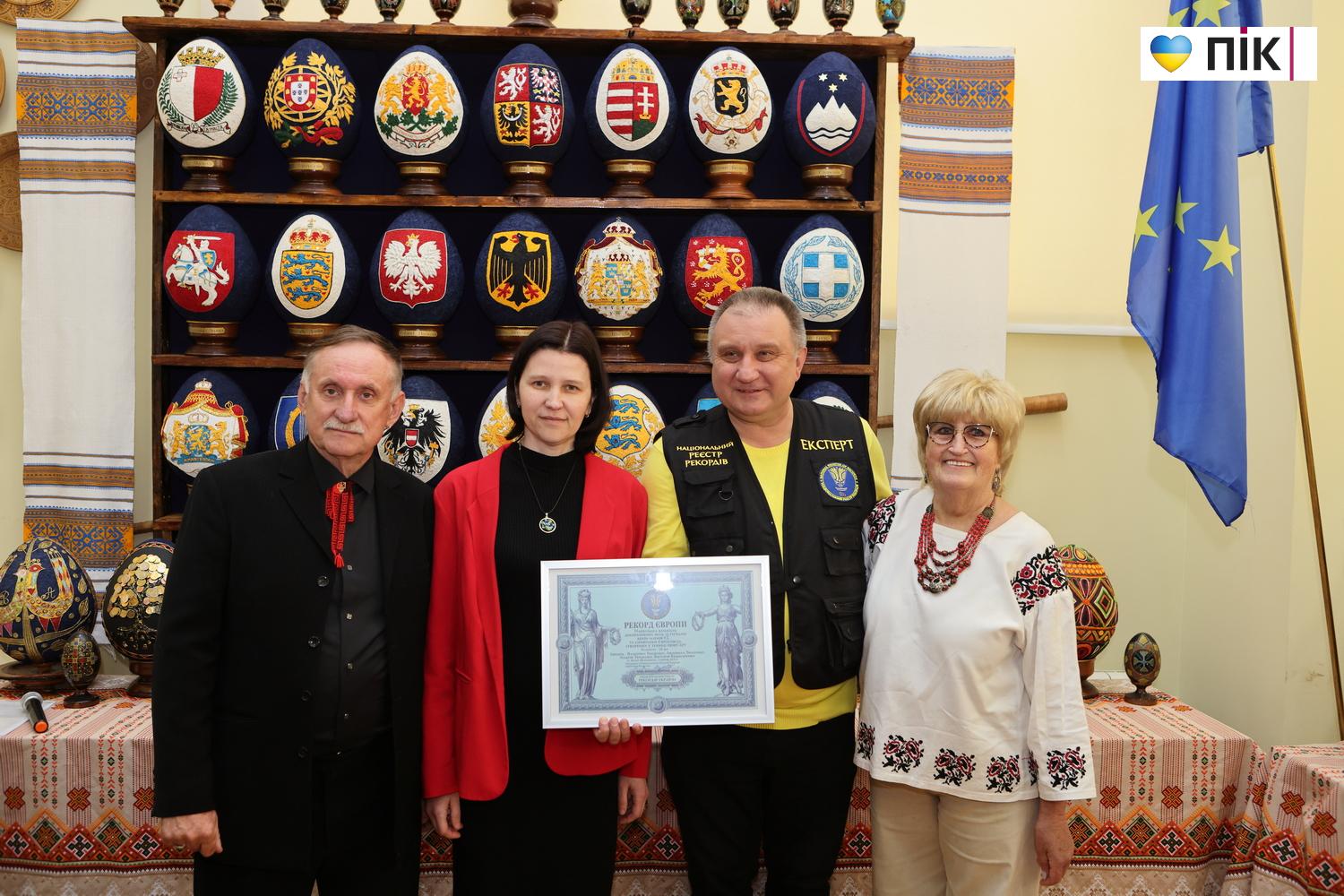 Такого не робив ще ніхто: у Франківську відкрили унікальну виставку писанок (ФОТО) 38 Такого не робив ще ніхто: у Франківську відкрили унікальну виставку писанок (ФОТО)