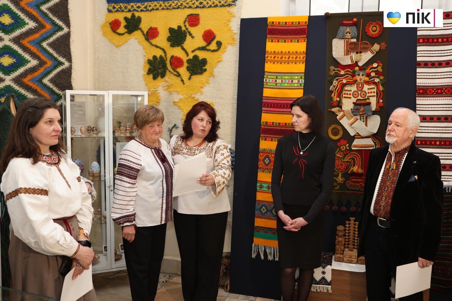 Люди Прикарпаття: на виставці "Мистецький Великдень" (ФОТО) 12 G71A9074 resize