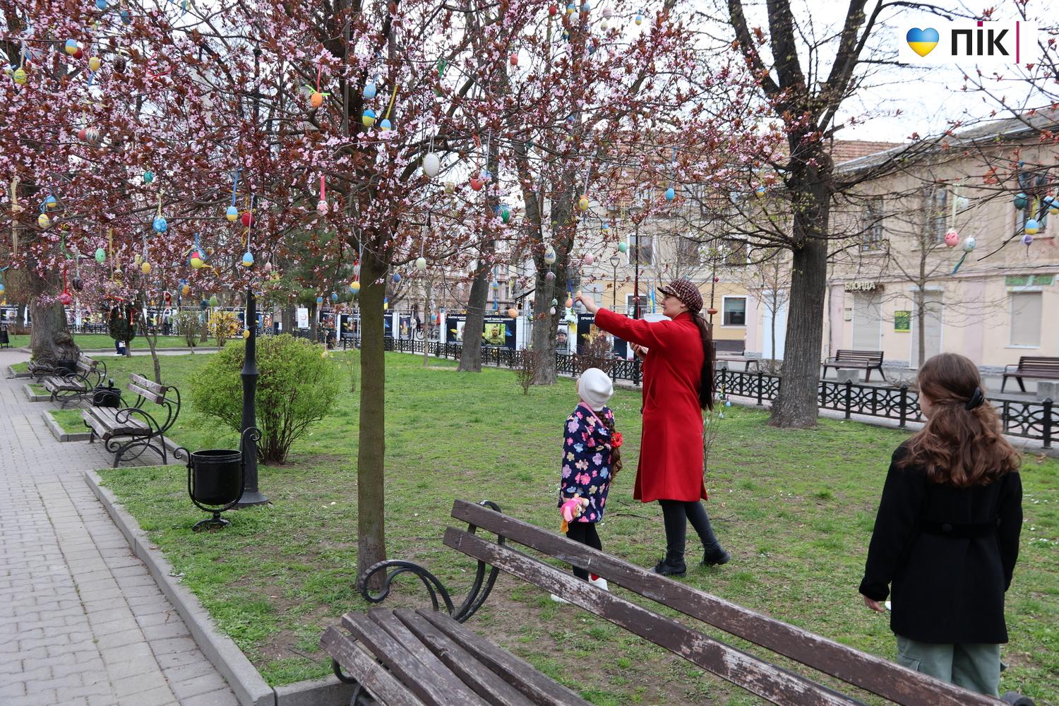 Люди Прикарпаття: святкові фотозони на Великдень в Івано-Франківську (ФОТО) 16 IMG 0005 resize
