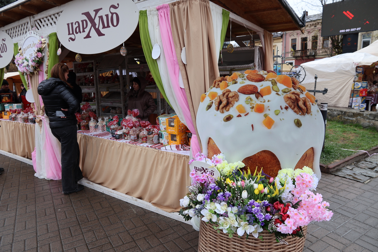 Люди Прикарпаття: на Великодньому ярмарку в Івано-Франківську (ФОТО) 8 IMG 0048 resize
