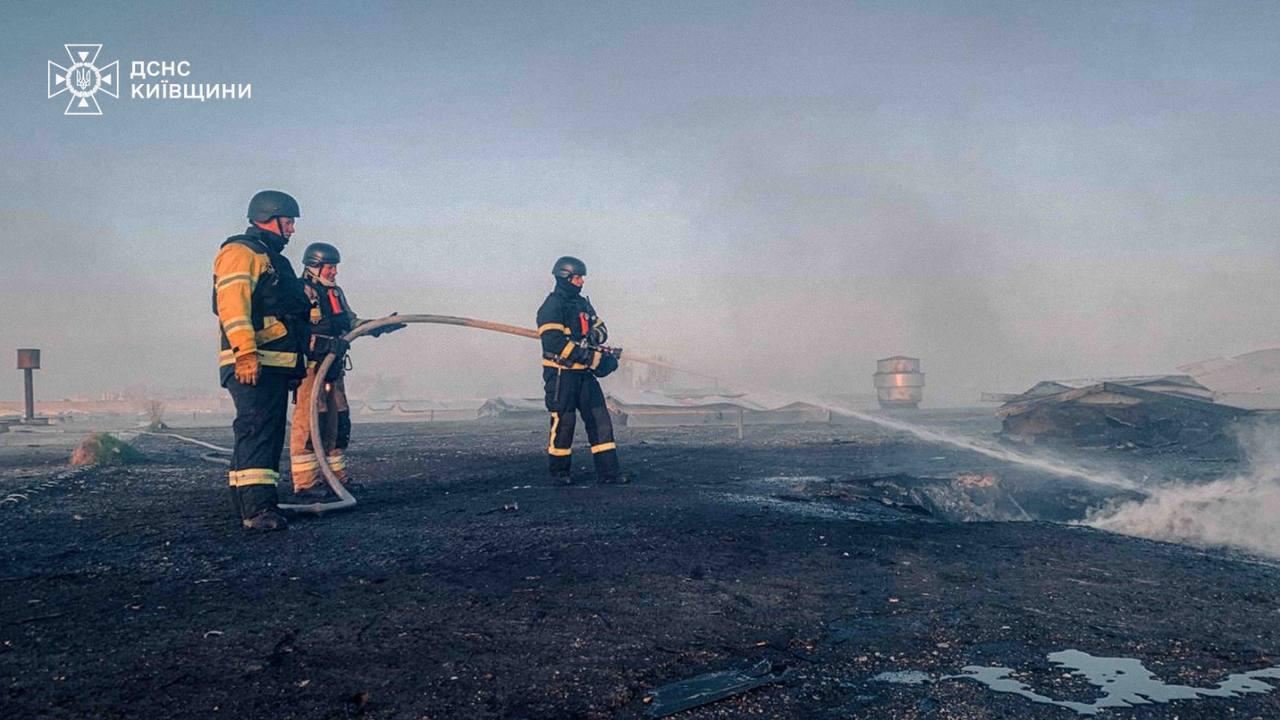 Ворог атакував Київщину: є пошкодження у двох районах (ФОТО) 2 IMG 20260415 083946 842