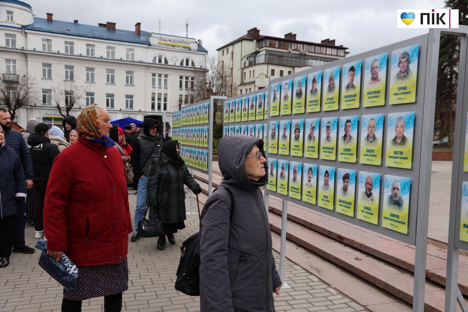 У Франківську на Алеї віри і надії відкрили ще 199 портретів зниклих безвісти чи полонених захисників (ФОТО) 18 IMG 9690 novyj razmer