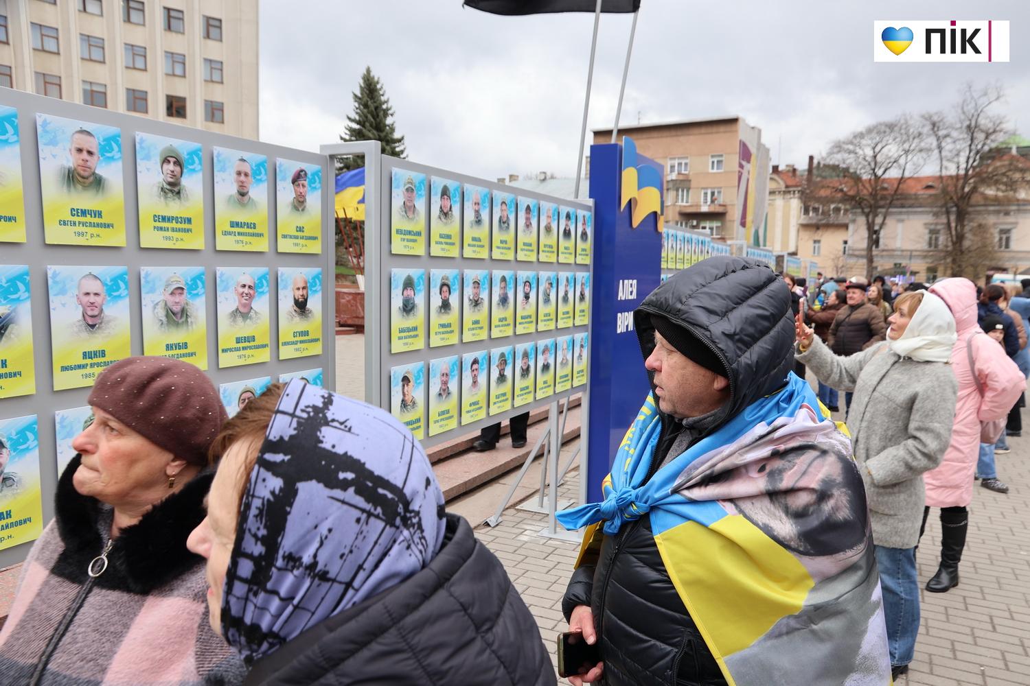 У Франківську на Алеї віри і надії відкрили ще 199 портретів зниклих безвісти чи полонених захисників (ФОТО) 24 IMG 9731 novyj razmer