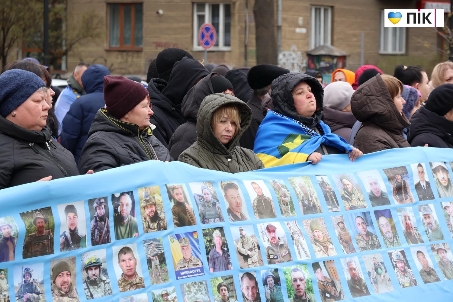 У Франківську на Алеї віри і надії відкрили ще 199 портретів зниклих безвісти чи полонених захисників (ФОТО) 38 IMG 9832 novyj razmer