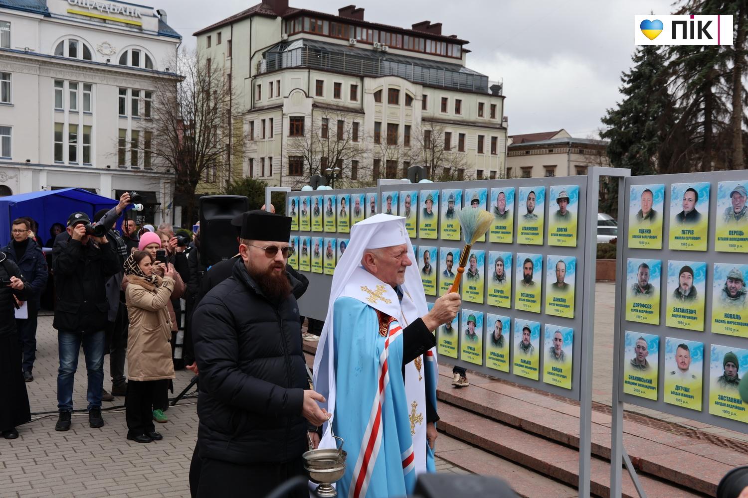 У Франківську на Алеї віри і надії відкрили ще 199 портретів зниклих безвісти чи полонених захисників (ФОТО) 5 IMG 9891 novyj razmer