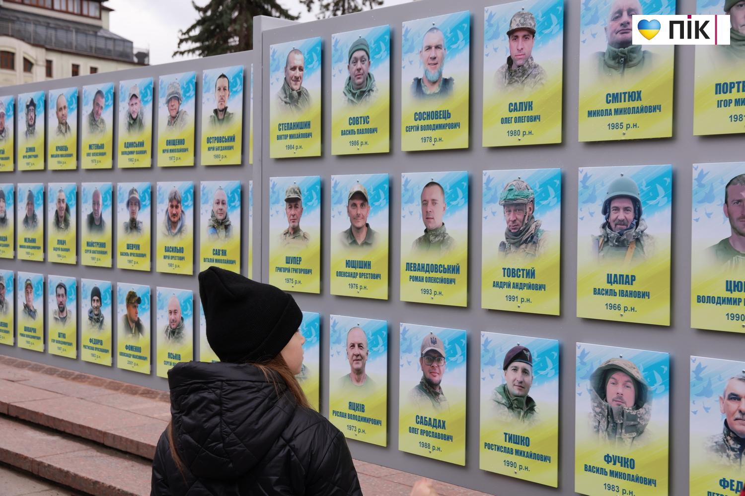 У Франківську на Алеї віри і надії відкрили ще 199 портретів зниклих безвісти чи полонених захисників (ФОТО) 6 IMG 9918 novyj razmer