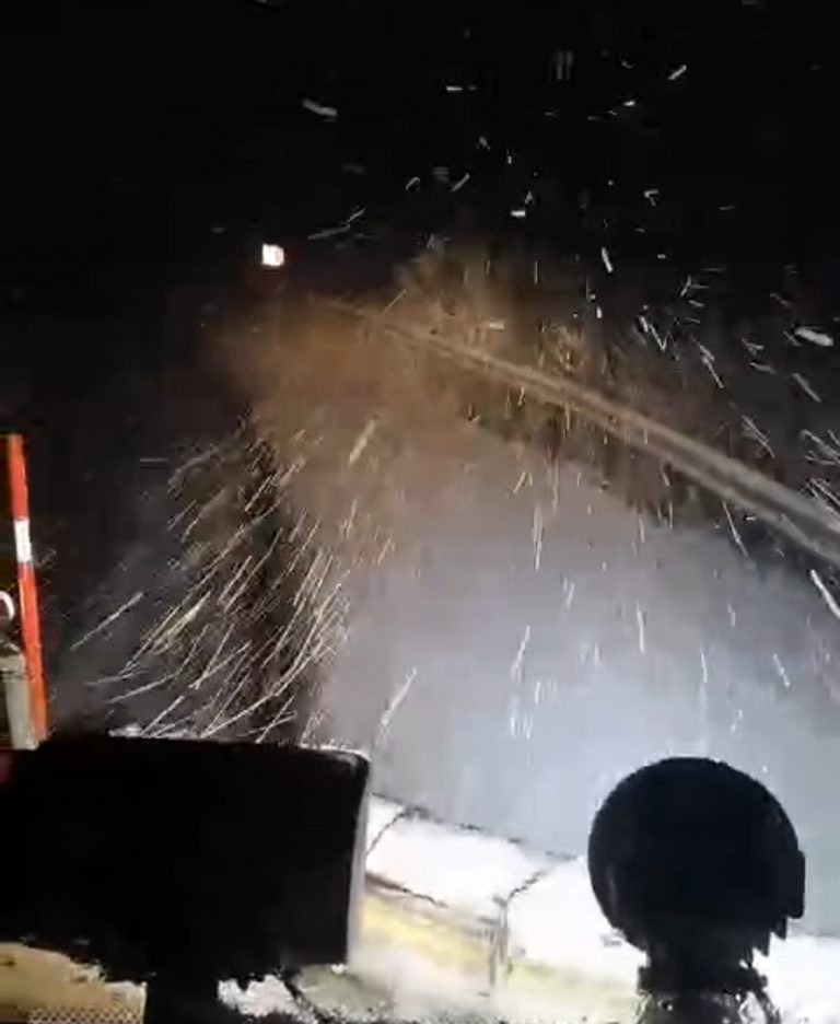 Прикарпаття засніжило: на дороги виїхала снігоочисна техніка 7 Screenshot 2026 04 08 09 30 19 104 edit com.facebook.katana