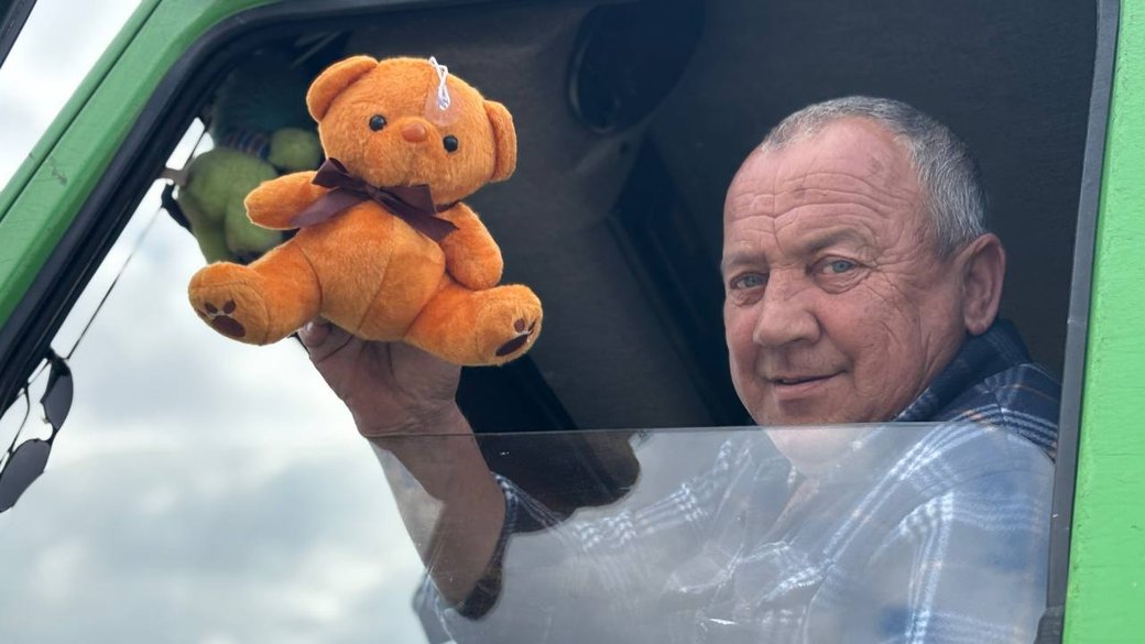 На Львівщині водій сміттєвоза прикрашає авто знайденими іграшками (ФОТО) 2 На Львівщині водій сміттєвоза прикрашає авто знайденими іграшками (ФОТО)