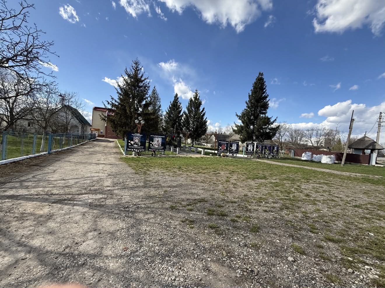 Бруківка стоїть у мішках: громада бореться за благоустрій меморіалу загиблих воїнів у Цуцилові (ФОТО) 3 f255e8ef b743 4eca 98a4 1d2b895006d0