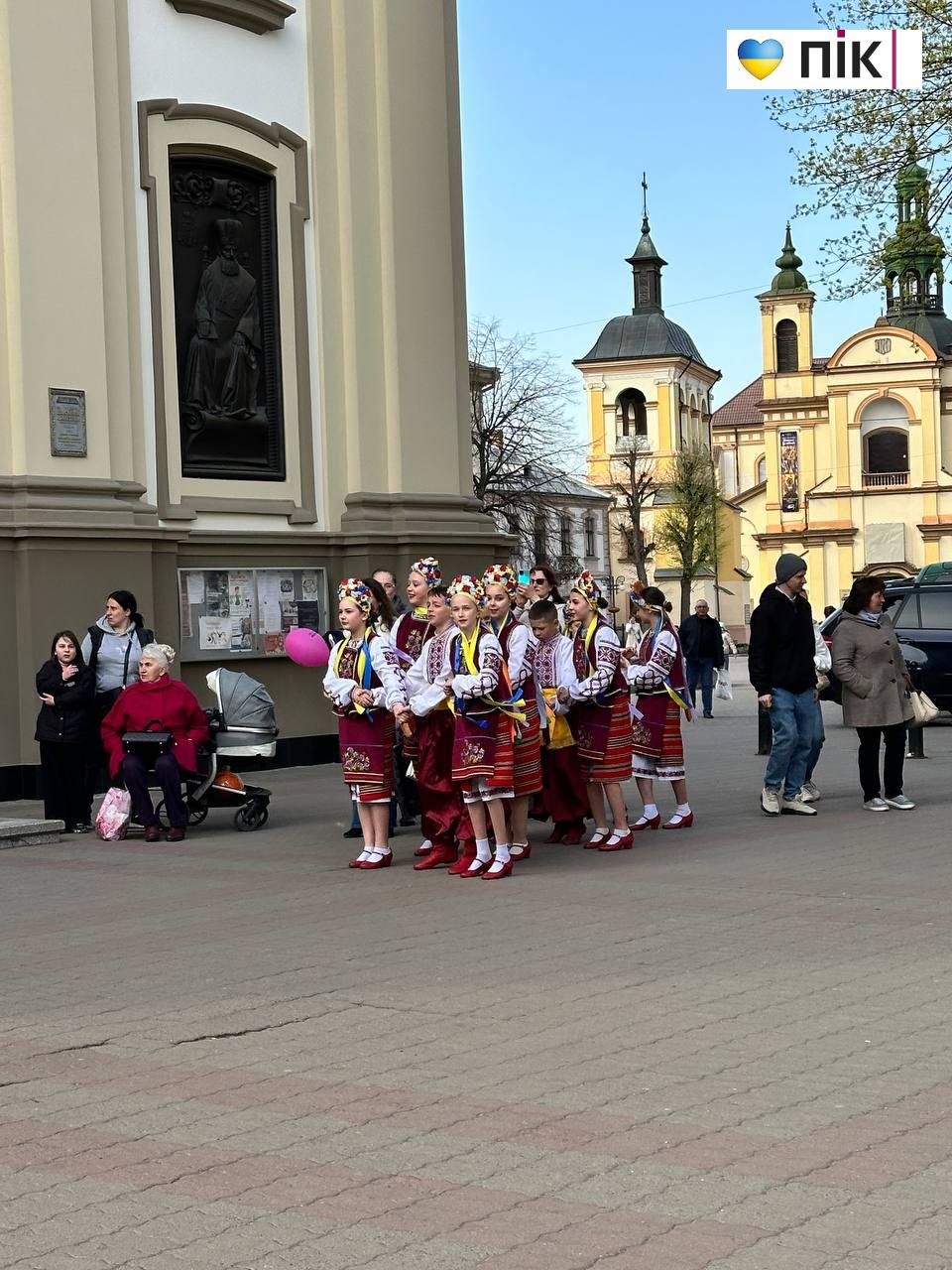 «Гаївки у серці міста»: у центрі Івано-Франківська відбулися великодні забави (ФОТО) 2 photo 2026 04 14 16 52 48