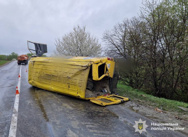 На Прикарпатті перекинувся мікроавтобус, водій утік з місця аварії (ФОТО) 12 photo 2026 04 20 14 24 17