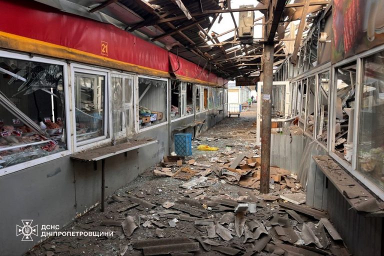 Ворог вдарив по ринку у Нікополі: загинули 5 людей, понад 20 поранених (ФОТО) 12 photo 5370659224590946993 y