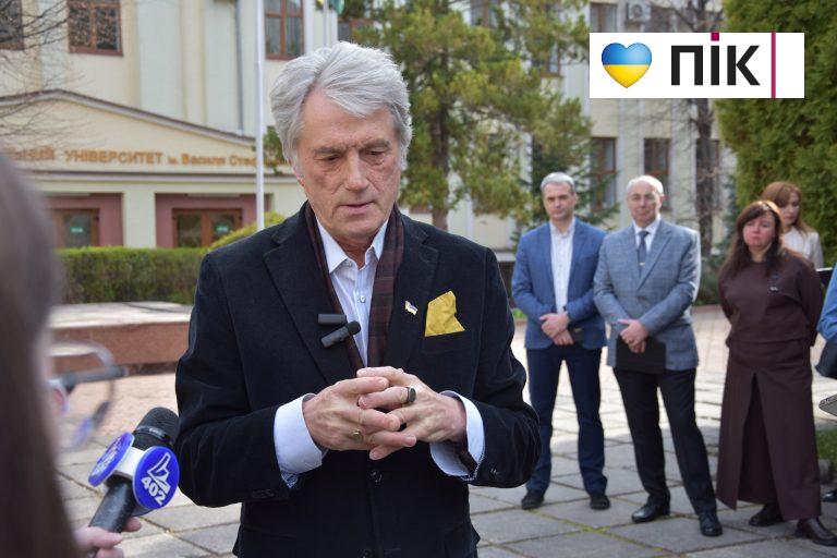 "Вам вранці сьогодні хто-небудь казав, що ви найкращі" – Ющенко у Франківську 12 "Вам вранці сьогодні хто-небудь казав, що ви найкращі" – Ющенко у Франківську