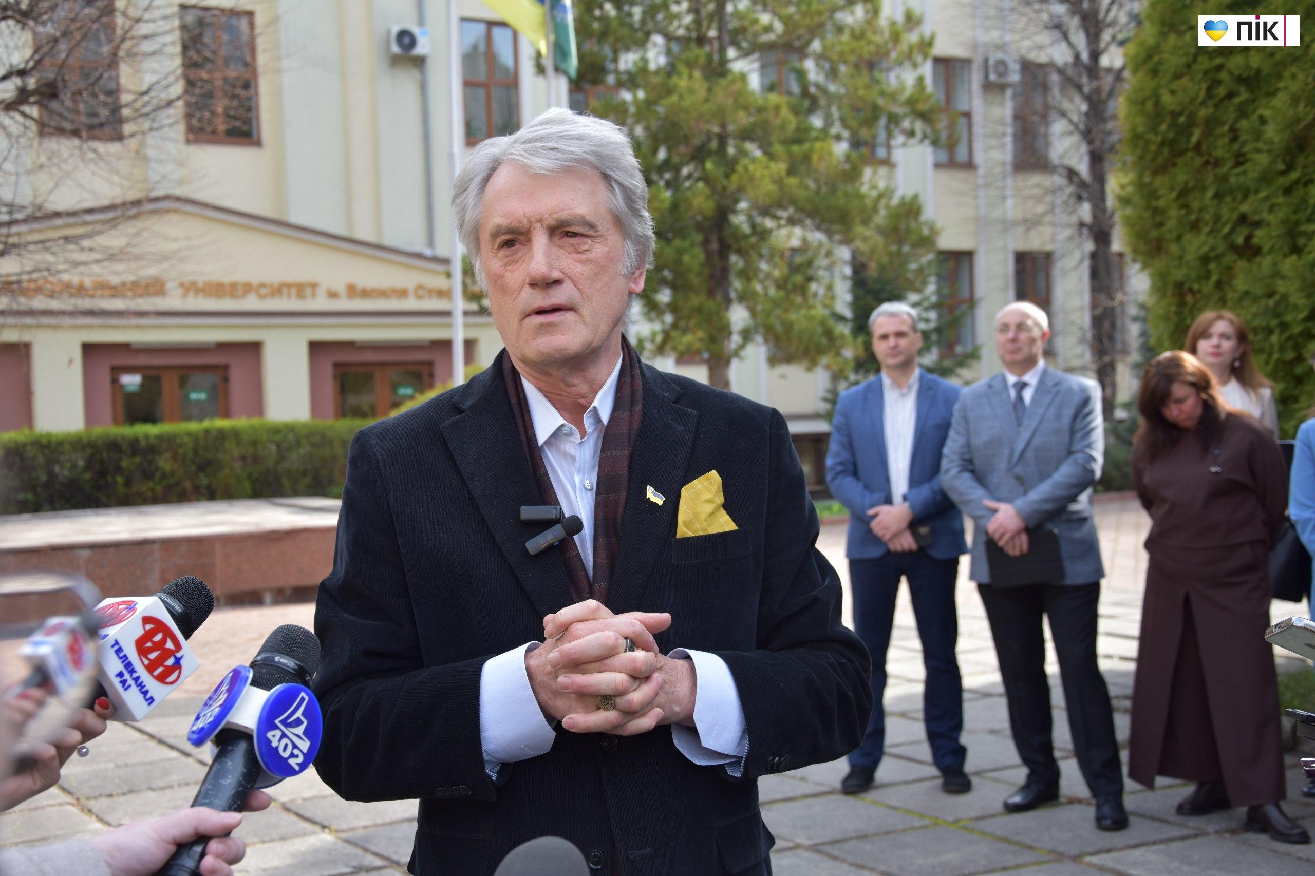 До Івано-Франківська приїхав Віктор Ющенко (ФОТО) 10 photo 5404679810866419174 w