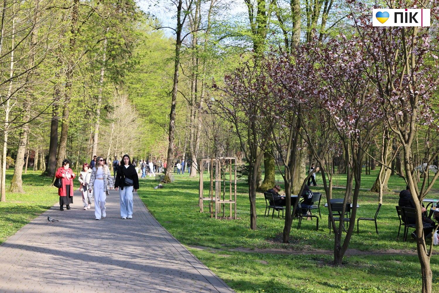 Люди Прикарпаття: в парку Шевченка в Івано-Франківську (ФОТО) 44 photo 5425098862780684043 w