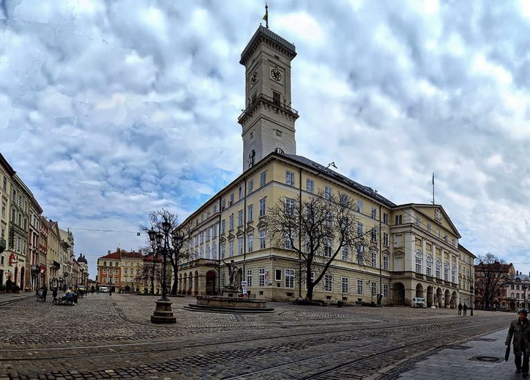 У Львовів австралієць вистрибнув із оглядового майданчика Ратуші 5 ratusha ploshha rynok lviv