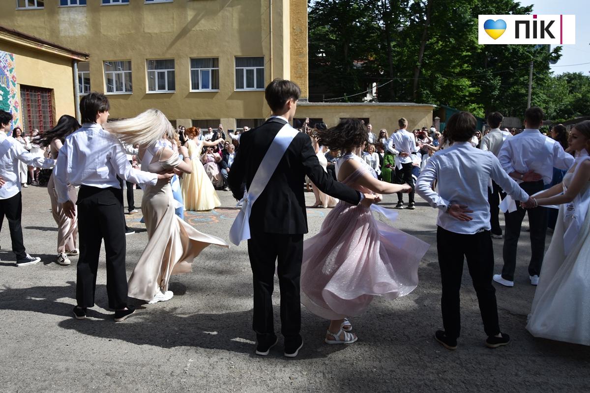 Останній дзвоник-2026 у ліцеях Івано-Франківська: емоції, сльози і надії (ФОТО, ВІДЕО) 72 10 1