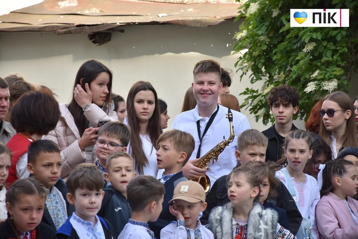 Останній дзвоник-2026 у ліцеях Івано-Франківська: емоції, сльози і надії (ФОТО, ВІДЕО) 10 11 1