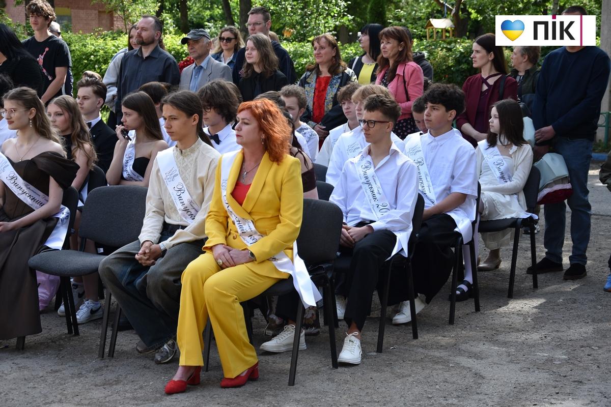 Останній дзвоник-2026 у ліцеях Івано-Франківська: емоції, сльози і надії (ФОТО, ВІДЕО) 74 12 1