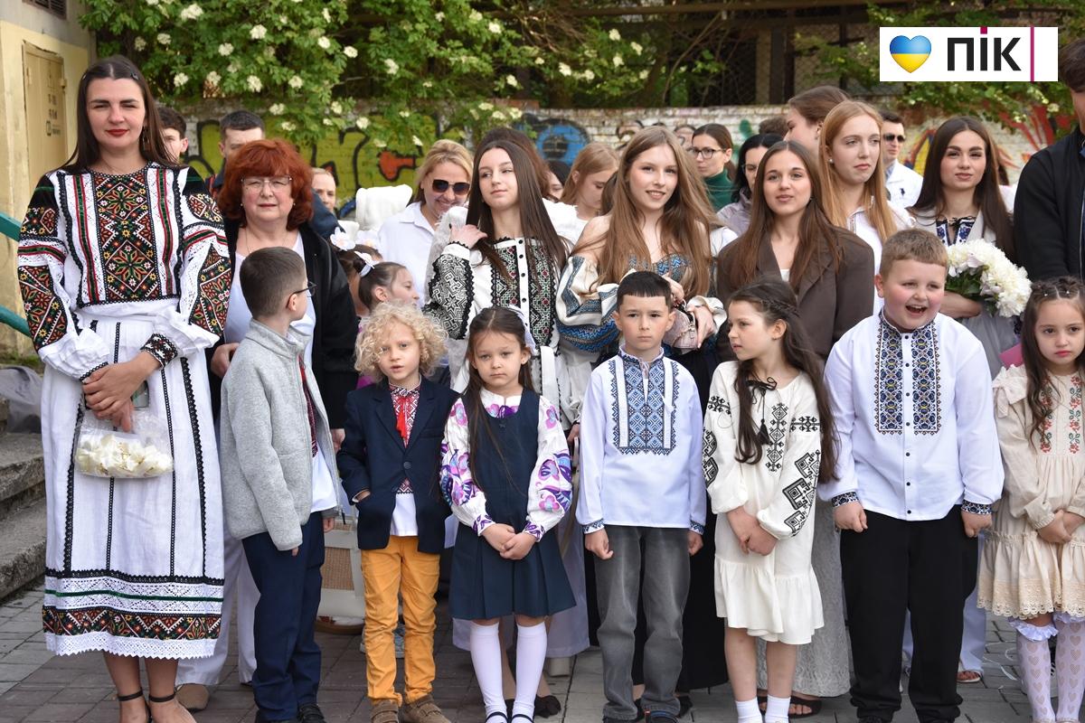 Останній дзвоник-2026 у ліцеях Івано-Франківська: емоції, сльози і надії (ФОТО, ВІДЕО) 11 12
