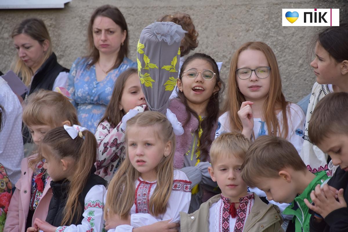 Останній дзвоник-2026 у ліцеях Івано-Франківська: емоції, сльози і надії (ФОТО, ВІДЕО) 12 13