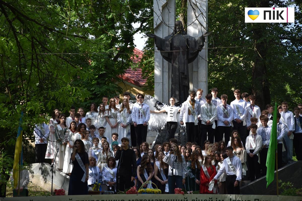 Останній дзвоник-2026 у ліцеях Івано-Франківська: емоції, сльози і надії (ФОТО, ВІДЕО) 3 2 2