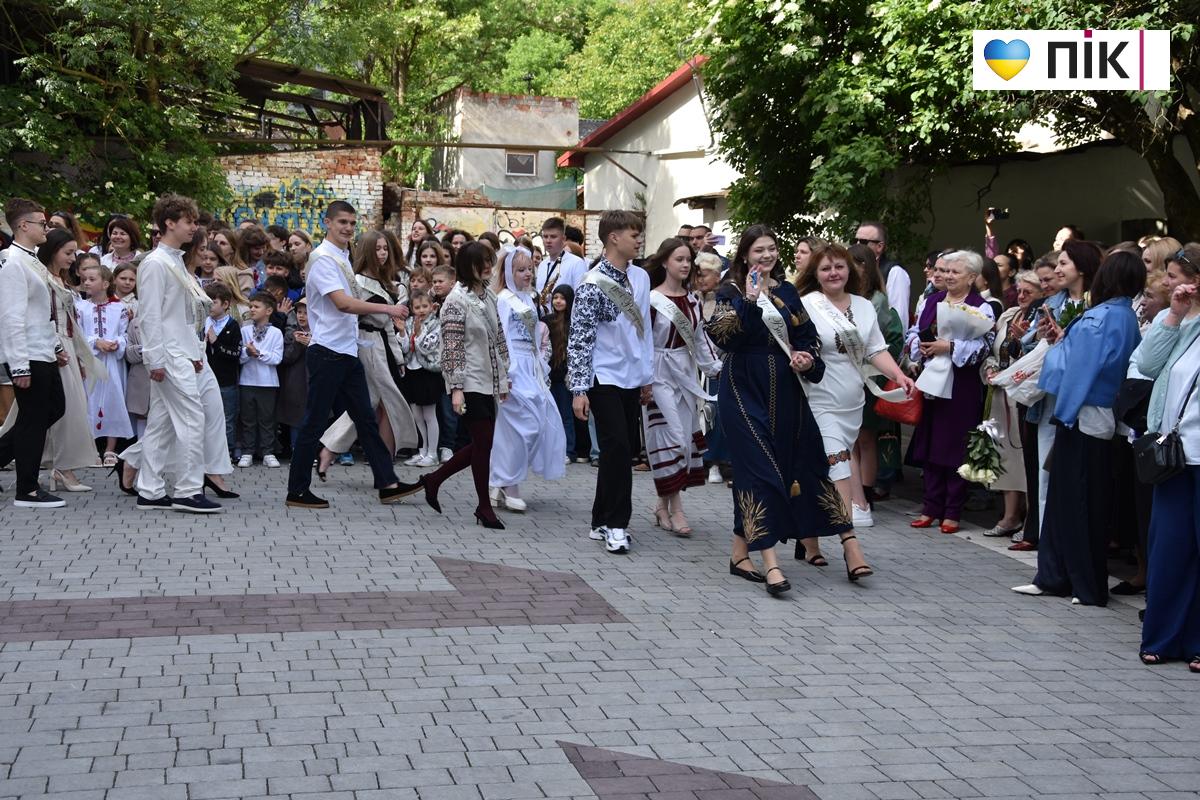 Останній дзвоник-2026 у ліцеях Івано-Франківська: емоції, сльози і надії (ФОТО, ВІДЕО) 19 20