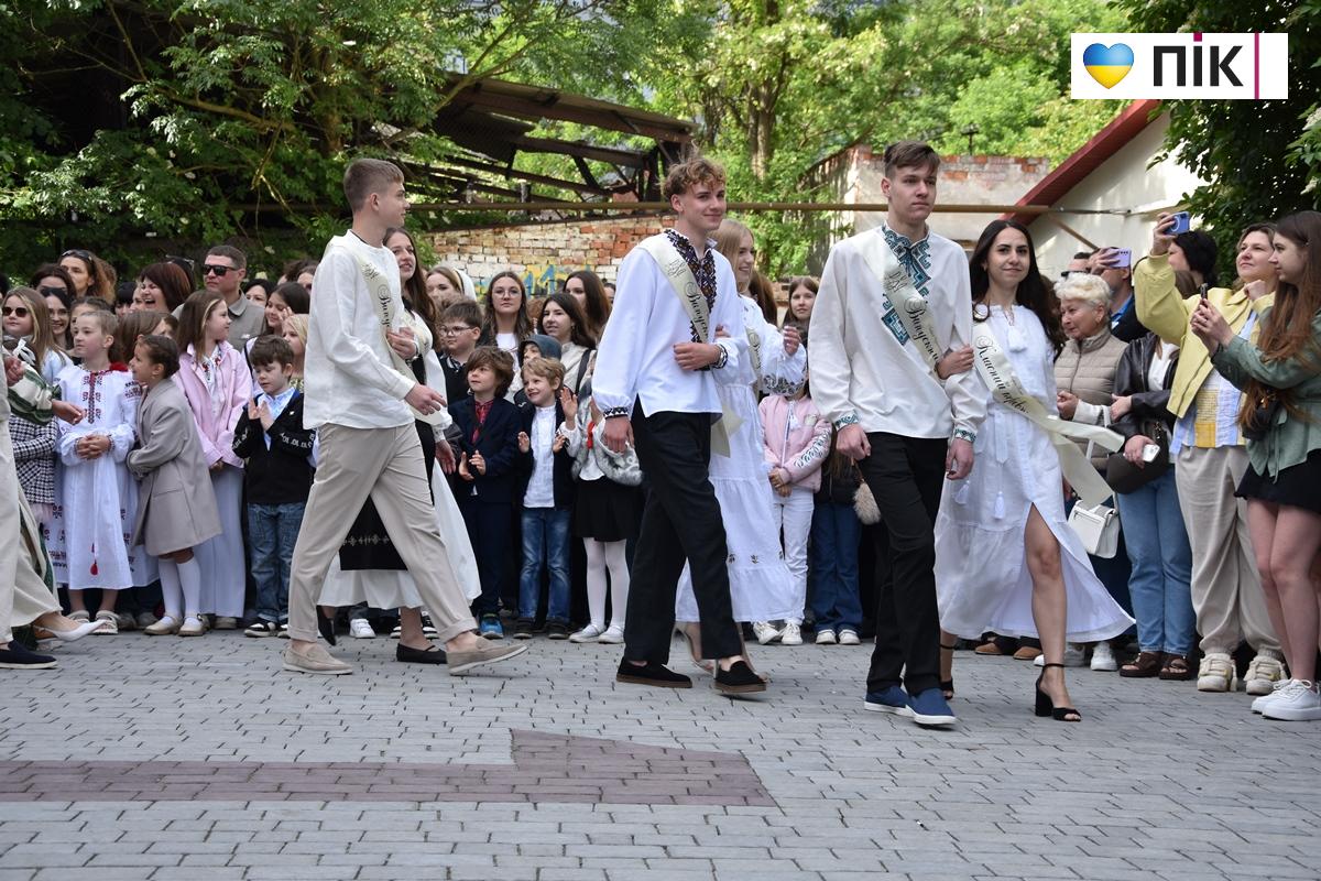 Останній дзвоник-2026 у ліцеях Івано-Франківська: емоції, сльози і надії (ФОТО, ВІДЕО) 20 21ye
