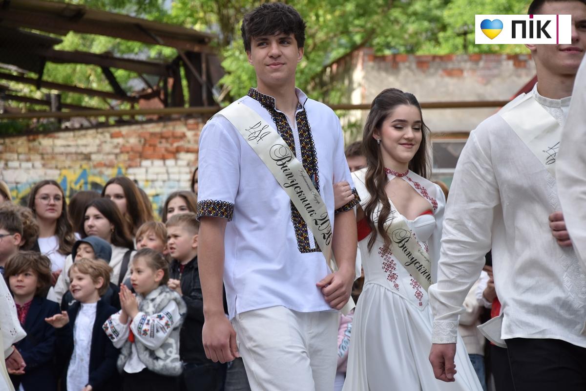 Останній дзвоник-2026 у ліцеях Івано-Франківська: емоції, сльози і надії (ФОТО, ВІДЕО) 22 23