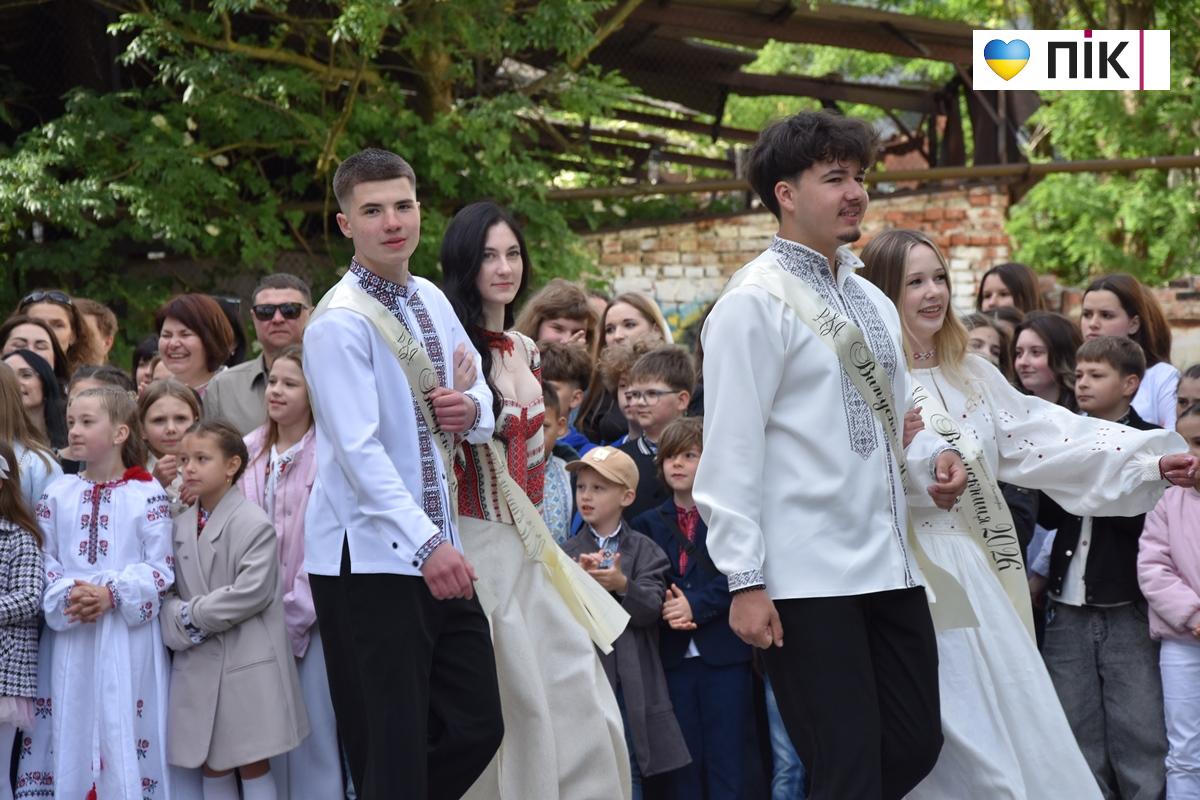 Останній дзвоник-2026 у ліцеях Івано-Франківська: емоції, сльози і надії (ФОТО, ВІДЕО) 23 24