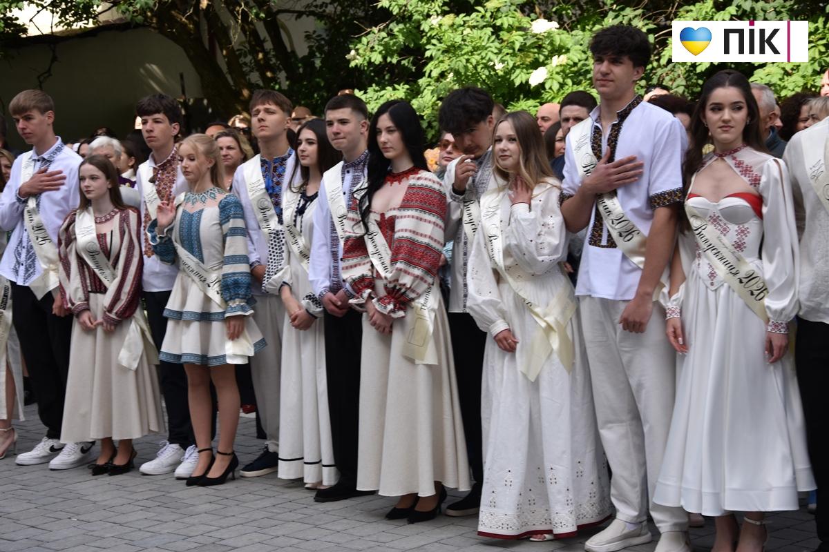 Останній дзвоник-2026 у ліцеях Івано-Франківська: емоції, сльози і надії (ФОТО, ВІДЕО) 27 28