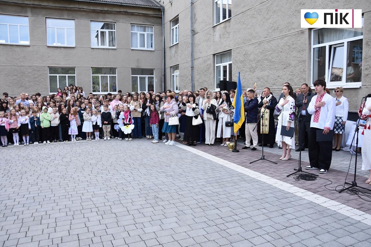 Останній дзвоник-2026 у ліцеях Івано-Франківська: емоції, сльози і надії (ФОТО, ВІДЕО) 30 31
