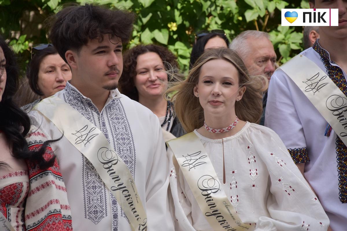 Останній дзвоник-2026 у ліцеях Івано-Франківська: емоції, сльози і надії (ФОТО, ВІДЕО) 33 33