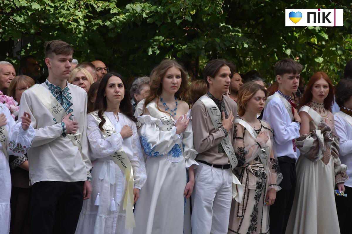 Останній дзвоник-2026 у ліцеях Івано-Франківська: емоції, сльози і надії (ФОТО, ВІДЕО) 34 34