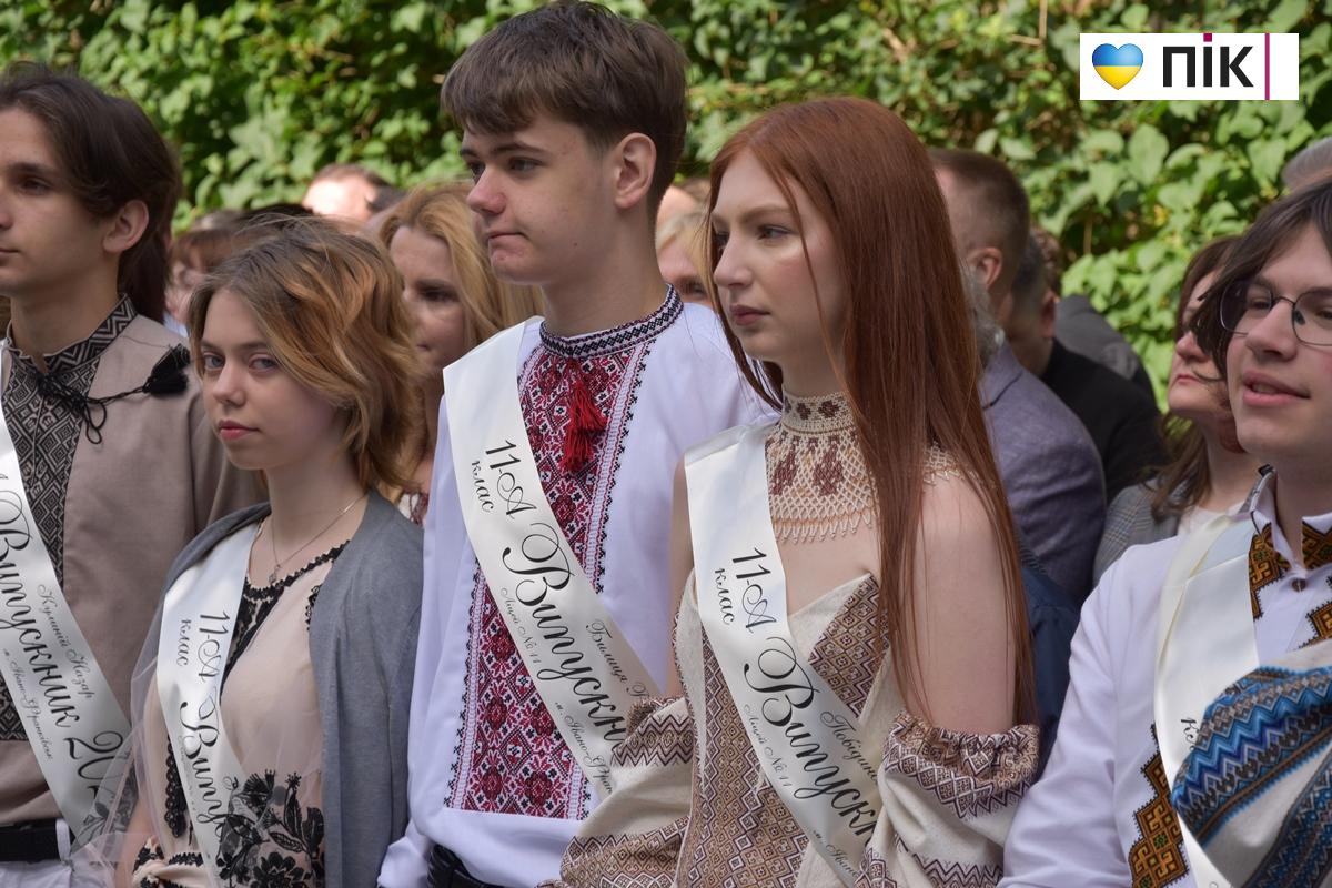 Останній дзвоник-2026 у ліцеях Івано-Франківська: емоції, сльози і надії (ФОТО, ВІДЕО) 38 38