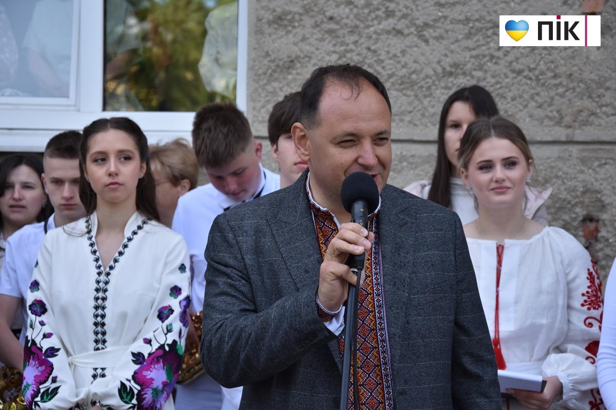 Останній дзвоник-2026 у ліцеях Івано-Франківська: емоції, сльози і надії (ФОТО, ВІДЕО) 44 44