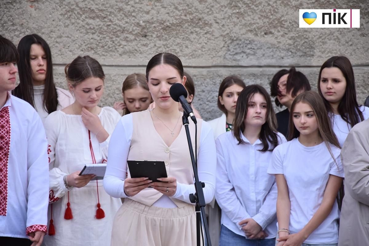 Останній дзвоник-2026 у ліцеях Івано-Франківська: емоції, сльози і надії (ФОТО, ВІДЕО) 45 45