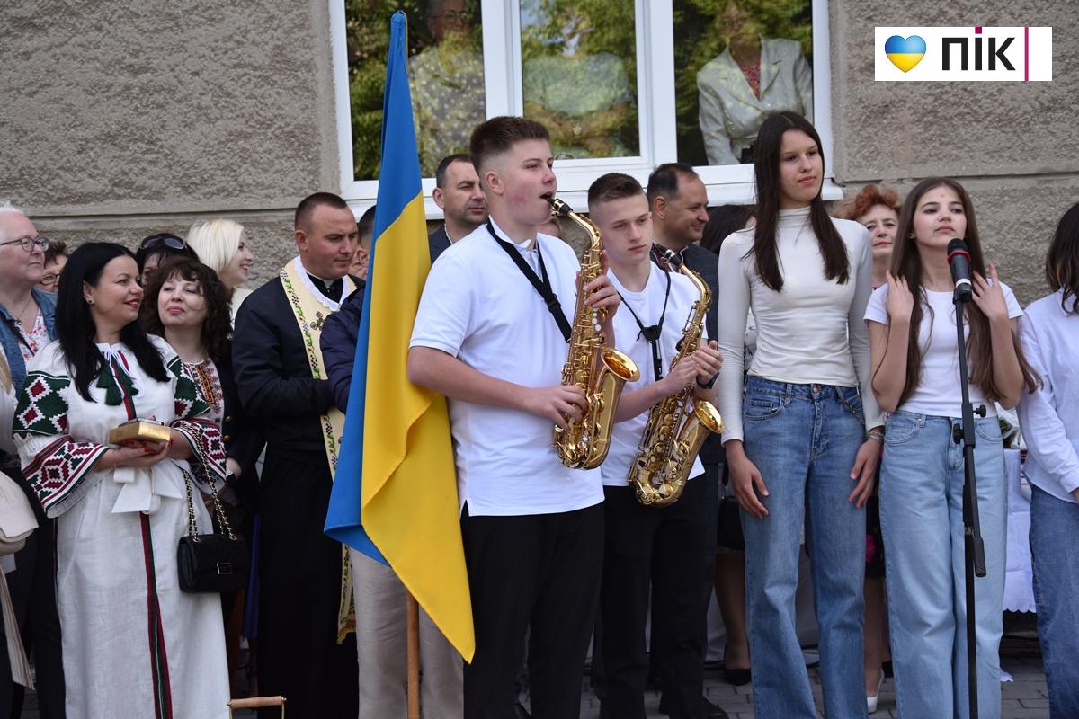 Останній дзвоник-2026 у ліцеях Івано-Франківська: емоції, сльози і надії (ФОТО, ВІДЕО) 46 46